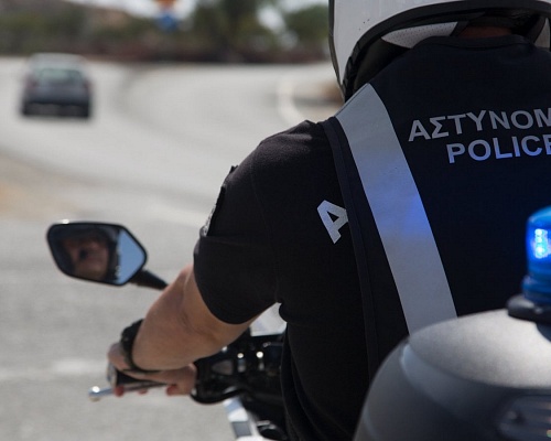 Επεισοδιακή καταδίωξη μοτοσικλετιστή:Χτύπησε αστυνομικό και καρφώθηκε σε όχημα