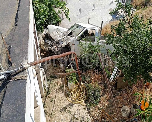 Τρελή πορεία οχήματος… Έπεσε από χαράδρα, βγήκε σε περιτίχοισμα, κατέληξε σε αυλή σπιτιού (pics)