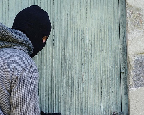 Τόμος για 85χρονο: Τον λήστεψε και τον ξυλοφόρτωσε μέσα στο ίδιο του το σπίτι