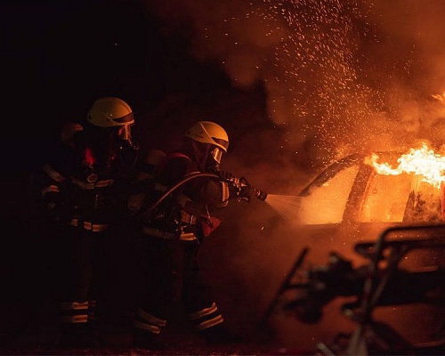 Λάρνακα: Στις φλόγες 4 οχήματα που ήταν στα διυλιστήρια