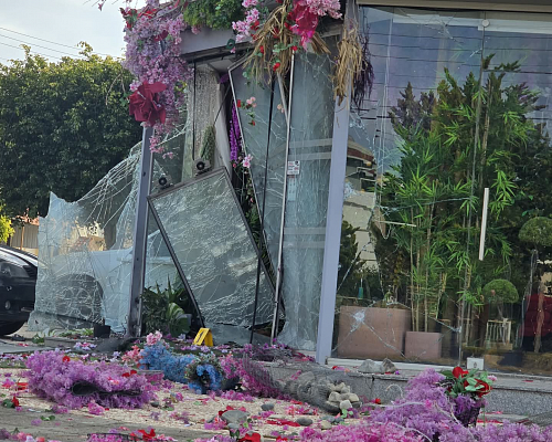 Έκρηξη σε ανθοπωλείο: Με δάκρυα στα μάτια η ιδιοκτήτρια Δηλώνει άγνοια για τα κίνητρα της επίθεσης στην επιχείρηση (ΒΙΝΤΕΟ)