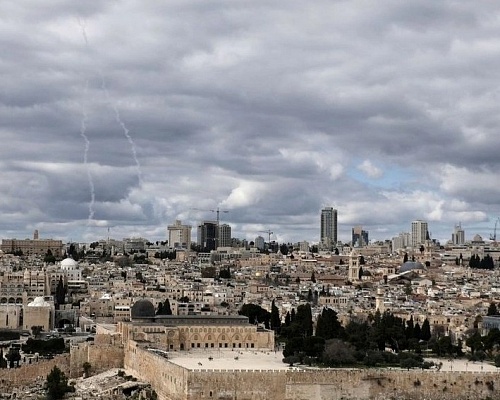 Εκτός Ελέγχου η κρίση στη Μέση Ανατολή: Εκρήξεις σε Μπαχρέιν, Άμπου Ντάμπι, Κουβέιτ και Κατάρ – Κλείνει ο εναέριος χώρος στον Κόλπο