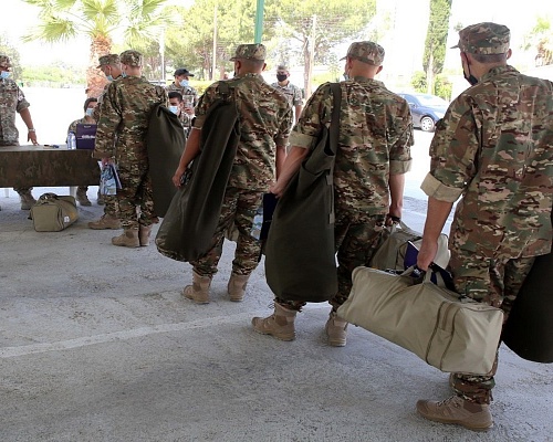 Ώρα κατάταξης… Βάζουν το χακί οι νεοσύλλεκτοι