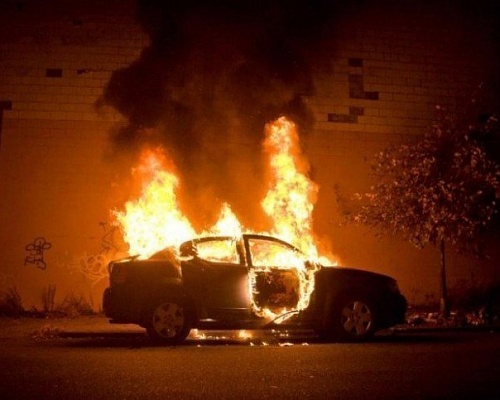 Έκρηξη σε αυτοκίνητο 21χρονου τα μεσάνυχτα Πυροδότησαν εκρηκτικό μηχανισμό