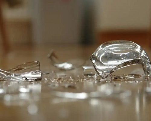 Κακός χαμός στη Λεμεσό: Άντρας με σπασμένο μπουκάλι βότκας απειλούσε αστυνομικούς Επιτέθηκε σε γυναίκα, μέλος της Δύναμης