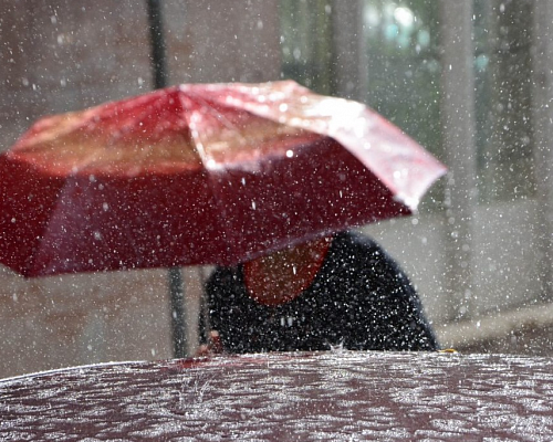 Βροχές, χαλάζι και σκόνη: Πότε κάνει «βουτιά» η θερμοκρασία και τι φέρνει ο καιρός