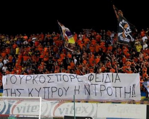 Ανακοίνωσε έρευνα η Αστυνομία κατά των ΑΠΟΕΛιστών και το πανό για τον Φειδία-Λήφθηκε το κλειστό κύκλωμα