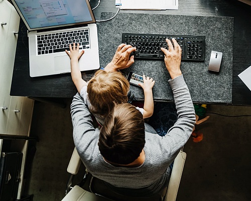 Ιδού το σχέδιο των Βρυξελλών για να πέσουν οι τιμές: Η ΕΕ επιστρέφει στο remote work για την ενέργεια