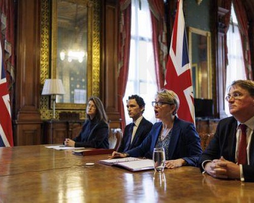 Με κυρώσεις απειλείται το Ιράν αν παραμείνει κλειστό το Στενό του Ορμούζ