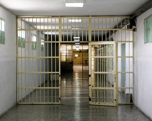 Ανατριχιάζουν οι λεπτομέρειες πίσω από την υπόθεση ομαδικού βιασμού κατάδικου στις Κεντρικές