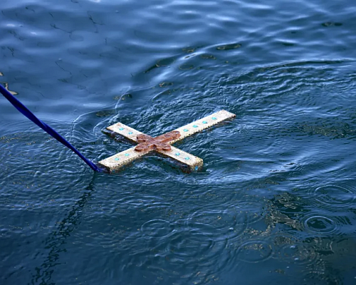 Σάλος με ξύλινο σταυρό: Στα χέρια της Αστυνομίας ο άνδρας που φαίνεται να τον «βούτηξε»