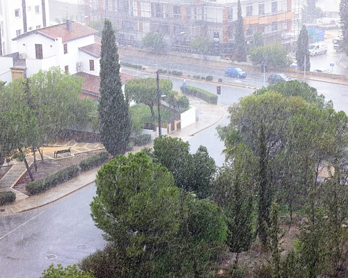 Έρχονται μεσημεριανές μπόρες με βροχές και χαλάζι: Πότε και ποιες περιοχές θα επηρεάσουν
