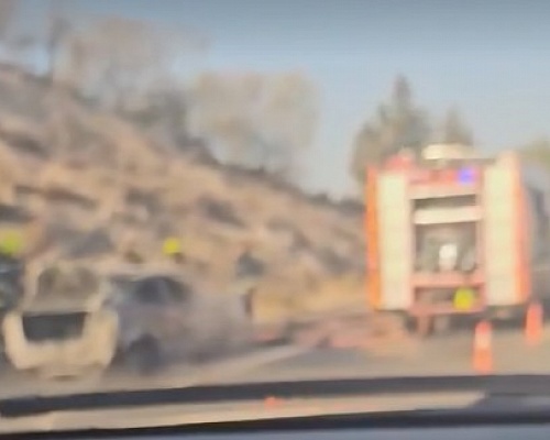 Στάχτη κι αποκαΐδια έγινε το όχημα που πήρε φωτιά στο highway (ΒΙΝΤΕΟ)