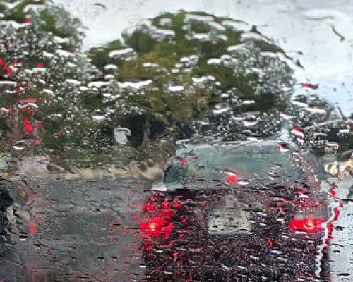 Βροχερό το σκηνικό την Τσικνοπέμπτη, παραμένει μέχρι την Παρασκευή η σκόνη