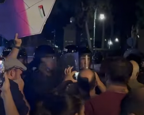 ΒΙΝΤΕΟ: Η στιγμή που πυροδοτείται η ένταση στη διαμαρτυρία έξω απ’το ΥΠΕΞ