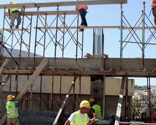 Σταματούν υπαίθριες εργασίες και delivery λόγω καύσωνα