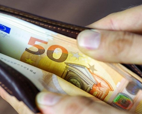 Χτυπούν ξανά στον Χριστοδουλίδη μετά την «αναπάντητη» Εντείνονται οι φωνές για ανεπαρκή κατώτατο μισθό (ΒΙΝΤΕΟ)