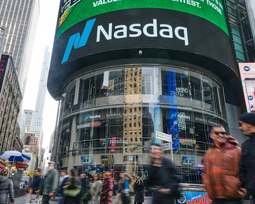 Wall Street: Νέα βουτιά στις μετοχές τεχνολογίας – Ράλι στα ομόλογα, πιέσεις σε χρυσό και ασήμι