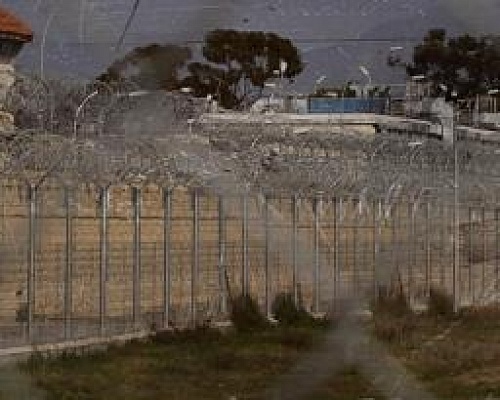 Πήγε να επισκεφθεί κρατούμενη στις Κεντρικές Φυλακές, μετέφερε κόλλες με ναρκωτικά-Συνελήφθη 40χρονος