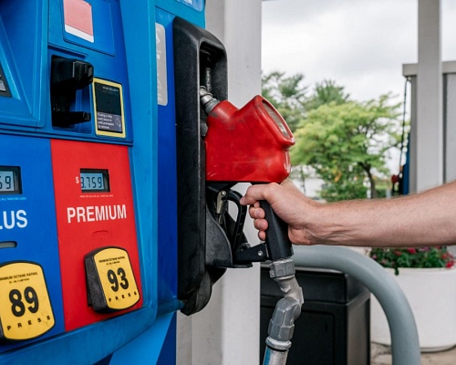 Υπ. Ενέργειας των ΗΠΑ: Οι τιμές της βενζίνης θα παραμείνουν ψηλά