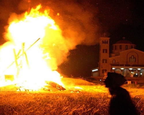 Χαμός και χθες βράδυ με λαμπρατζιές και κροτίδες – Συνελήφθησαν δύο νεαροί