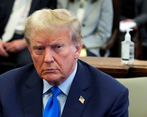 BINTEO: Ένοπλος επιχείρησε να μπει σε δεξίωση στην οποία παρευρισκόταν ο Τραμπ