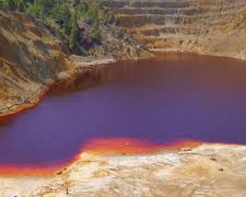 Η Κόκκινη Λίμνη που Μοιάζει από Άλλον Πλανήτη