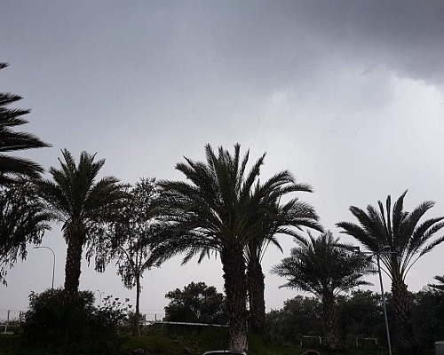 Μια ανάσα πριν το 40άρι ο υδράργυρος, βροχές και ισχυροί άνεμοι στο «μενού»