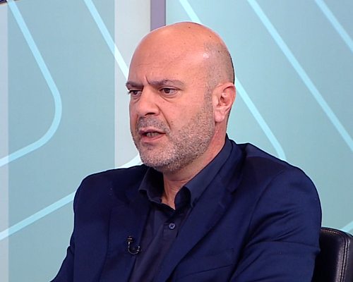 Χρίστου: «Δεν στρέφομαι ενάντια της σεξουαλικής ταυτότητας του κάθε ενός» Απαντά για την επίμαχη ταμπέλα (ΒΙΝΤΕΟ)