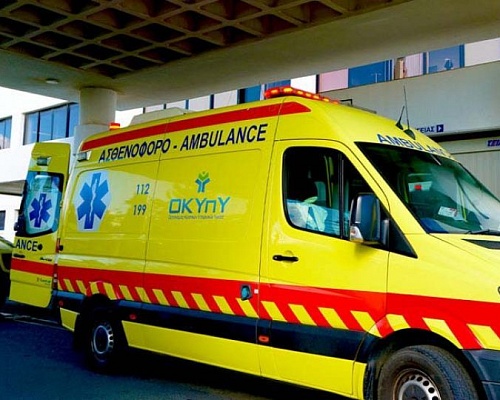 Τροχαίο στην Αθηναίου με ανατροπή οχήματος σε χαντάκι - Εγκλωβίστηκε ο οδηγός