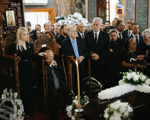 Το τελευταίο «αντίο» στην Καίτη: Οι επικήδειοι που συγκίνησαν όσους παρευρέθηκαν στην κηδεία