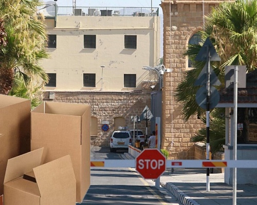 Με τρόλεϊ και τσάντες άδειαζαν το αρχείο των Φυλακών οι δεσμοφύλακες