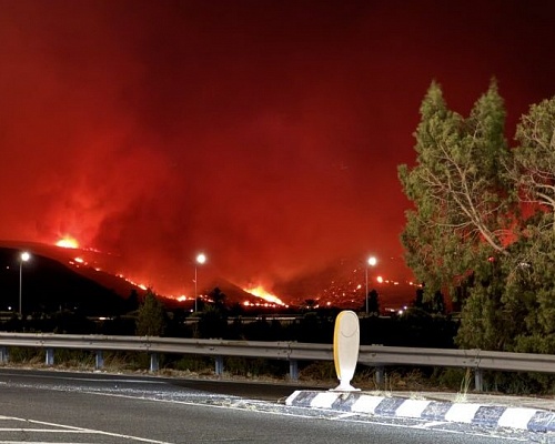 «Μάτωσε» ο ουρανός της Λεμεσού από τη φονική πυρκαγιά τεραστίων διαστάσεων