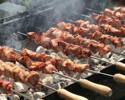 Με αυτόν τον καιρό θα κάνουμε Τσικνοπέμπτη-Σκόνη, βροχές και ισχυρά μποφόρ