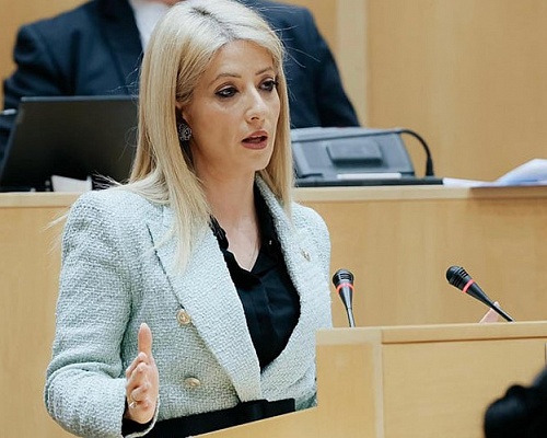 Επανέρχεται η Αννίτα Δημητρίου για το βίντεο - «Υποτιμούν τη νοημοσύνη μας»