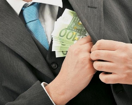 Αυτός είναι ο αξιωματούχος με 70 καταγγελίες για διαφθορά - Δείτε το πόρισμα