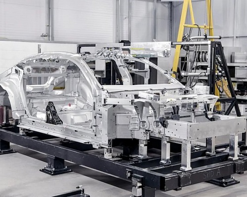 Αλουμίνιο σε κρίση: Πανικός στην αυτοκινητοβιομηχανία λόγω Μέσης Ανατολής