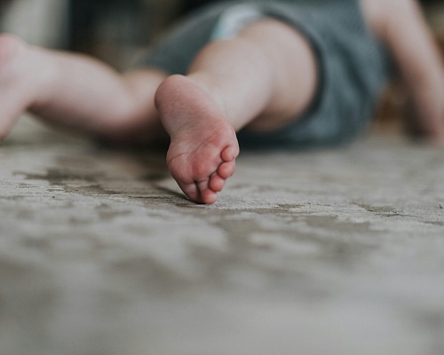 Η γιαγιά μετέφερε το νήπιο με τα εγκαύματα στο νοσοκομείο, τι ισχυρίστηκαν οι γονείς