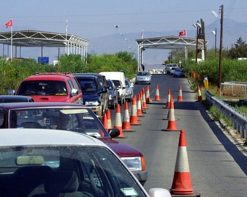 Το «έπαιξε» χήρα για να γλιτώσει τον έλεγχο, αλλά ο «νεκρός» άνδρας της απάντησε το τηλέφωνο