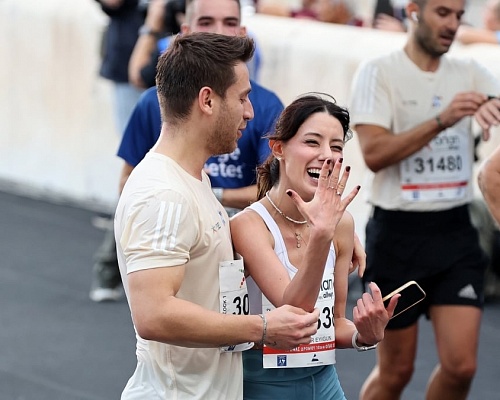 Μαραθώνιος Αθήνας: Δρομέας έκανε πρόταση γάμου στον τερματισμό των 10χλμ(vid)