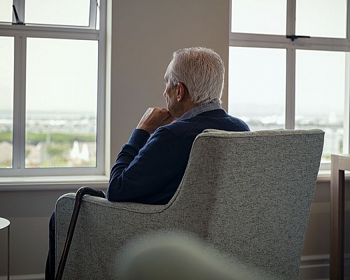 Θα απαλύνει και τη μοναξιά των ηλικιωμένων το «κόκκινο κουμπί»; «Δυστυχώς είμαστε πρωταθλητές»