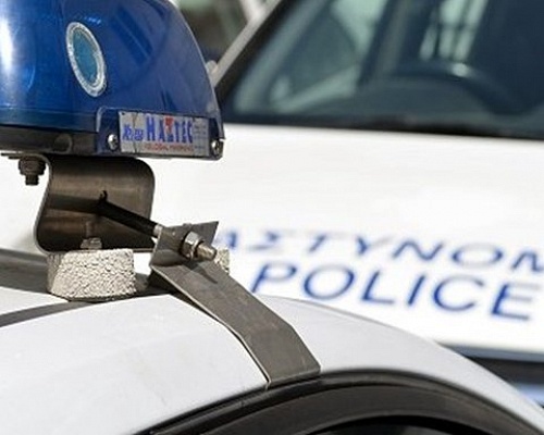 Χειροπέδες σε 19χρονη για ζημιές σε τζάμια λεωφορείου στη Λάρνακα, καταζητείται 15χρονη