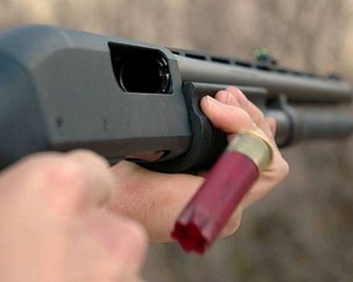 Θρίλερ για νεαρούς σε προαύλιο εκκλησίας: Άγνωστος με κυνηγετικό πυροβολούσε στον αέρα