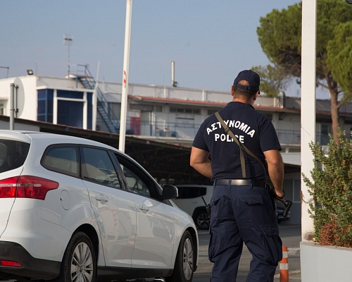 Σε εξέλιξη επιχείρηση σε πολυκατοικία στη Λάρνακα, συνελήφθησαν οκτώ μετανάστες