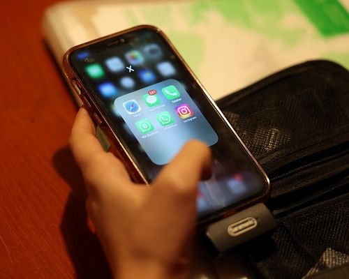 Ένταξη μαθήματος στα σχολεία για τα social media εξετάζει η βουλή