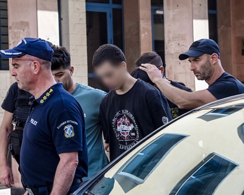 «Κάψατε την Πάτρα, ντροπή σας» - Εξαγριωμένοι πολίτες στην Ελλάδα (ΒΙΝΤΕΟ)