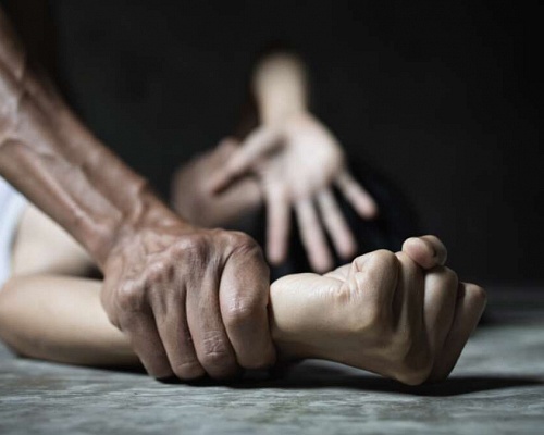 Κατήγγειλε τον σύντροφό της και μετά απέσυρε: Το περιστατικό που ισχυρίζεται ότι συνέβη στο σπίτι Επενέβη ο Γεν. Εισαγγελέας