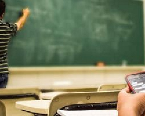 Έφερε αποτελέσματα η απαγόρευση χρήσης των κινητών στα σχολεία-Η εξάρτηση και η εποπτεία οι βασικές δυσκολίες