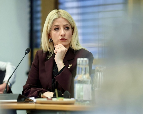 Πρωί-πρωί η Αννίτα στη Λάρνακα για να δει κτηνοτρόφους στην ΣΟΠΑΖ