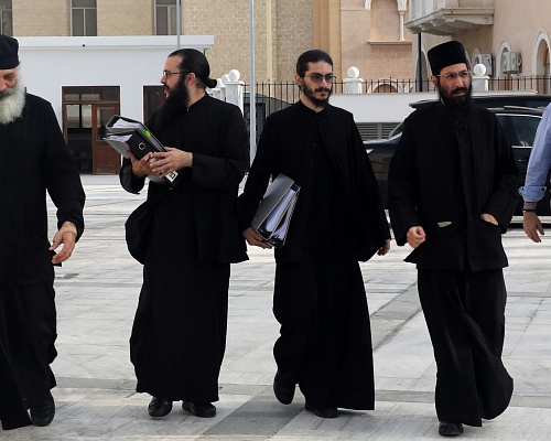 «Δεν βγάζουν τα ράσα»: Άκυρα τα Μυστήρια που τελούν οι καθαιρεμένοι μοναχοί του Οσίου Αββακούμ